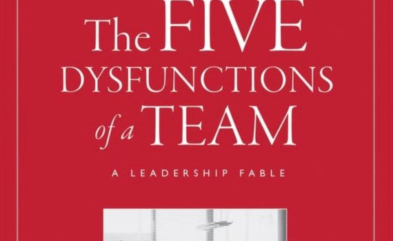Book cover of The Five Dysfunctions of a team by Patrick Lencioni